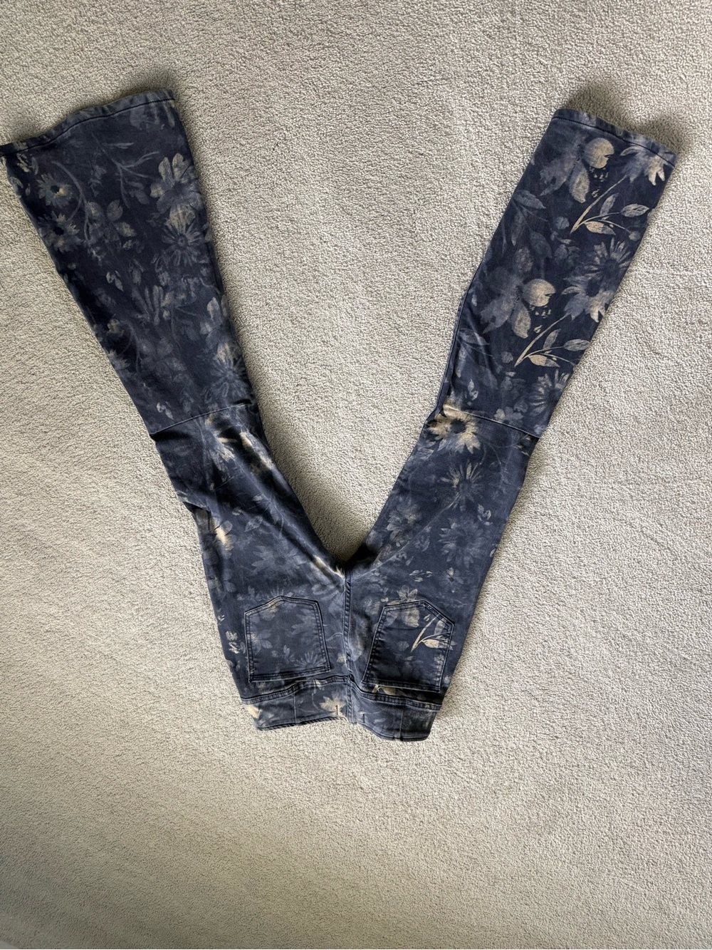 We The Free stretch Navy Floral Wide-Leg Jeans with Beige Accents - Picture 4 of 4